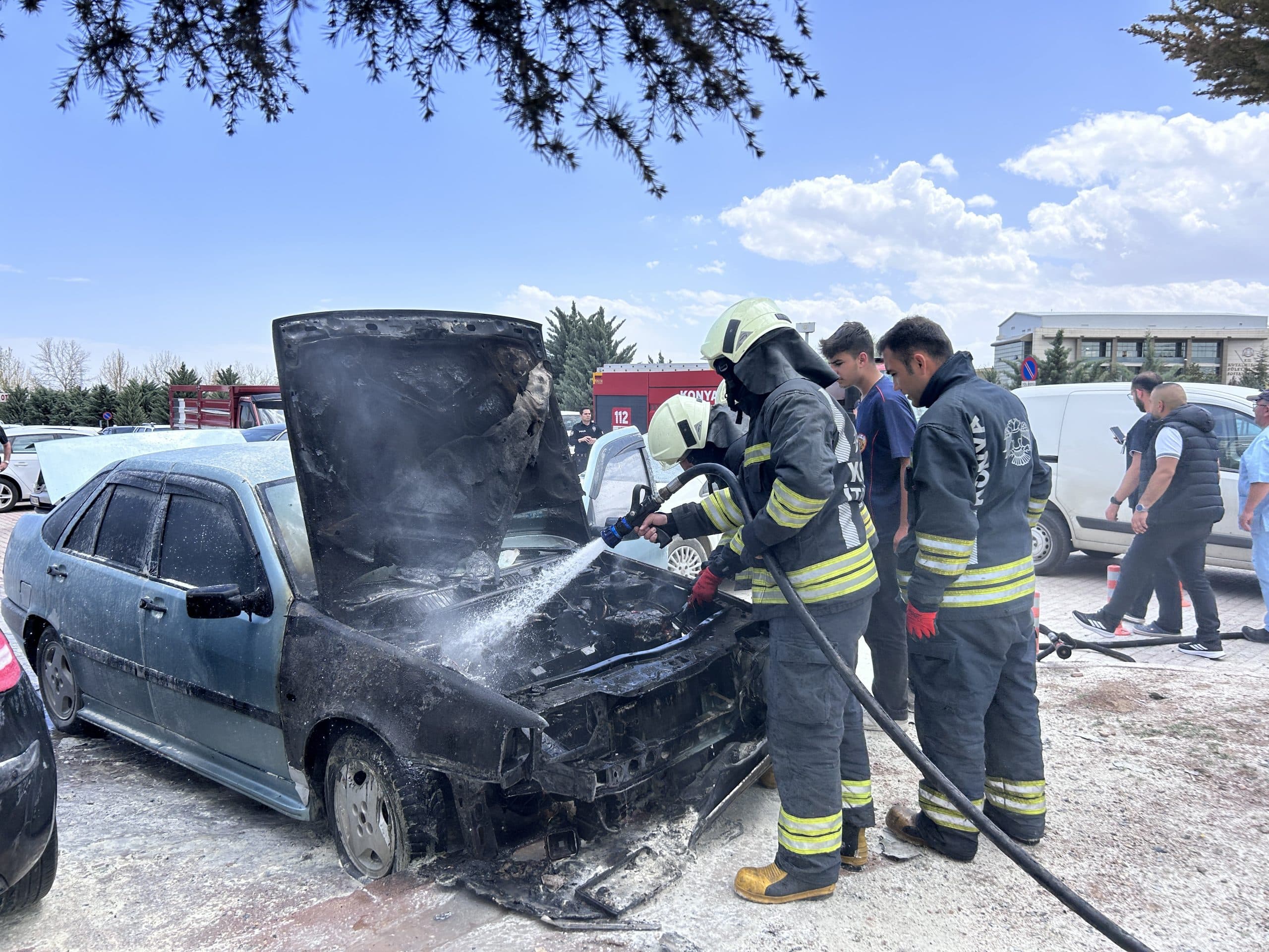 Selçuk Üniversitesi Tıp Fakültesi Otoparkında Araç Yangını Paniğe Neden Oldu