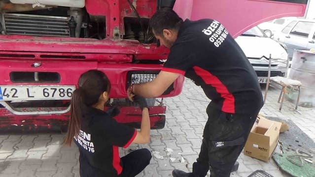 Karapınar'da 17 Yaşındaki Fatma Kıymet Özen Ağır Vasıta Kaportacılığında Ustalığa Adım Atıyor