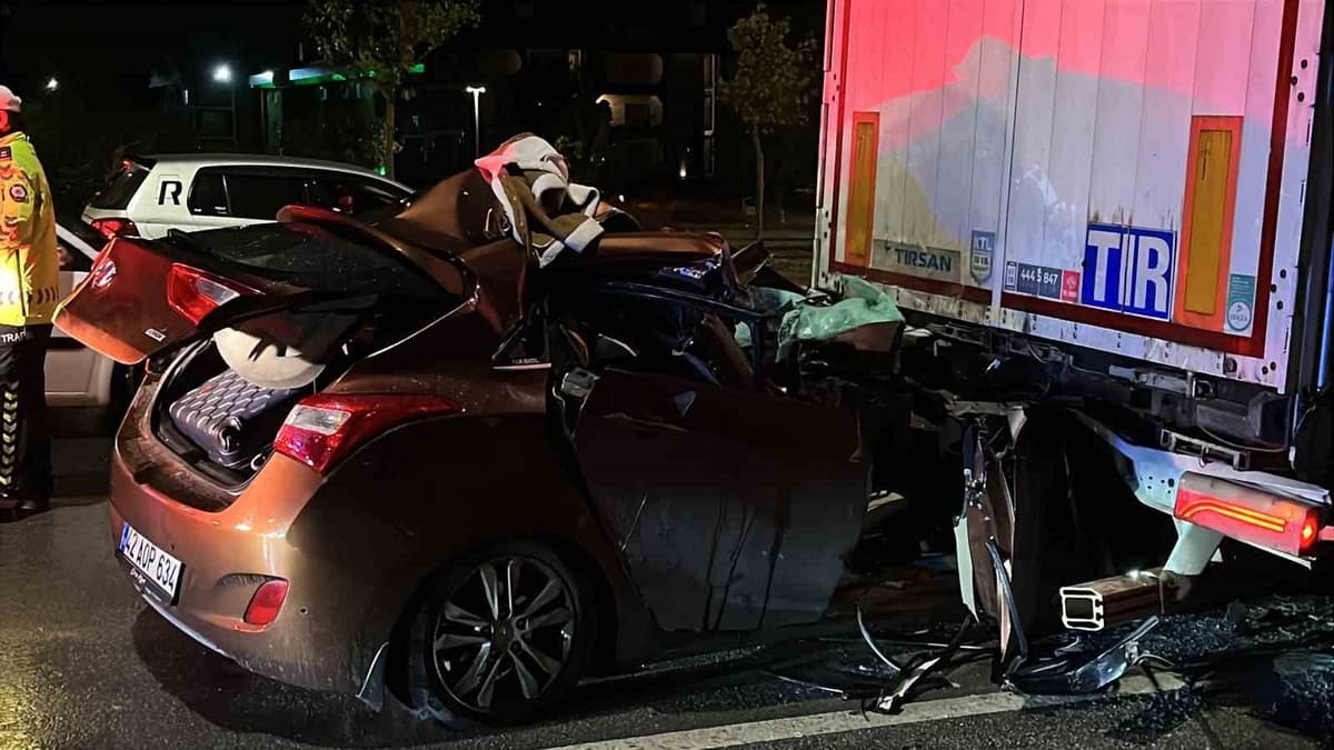 Konya'da Otomobil Duran Tıra Çarptı: 2 Yaralı