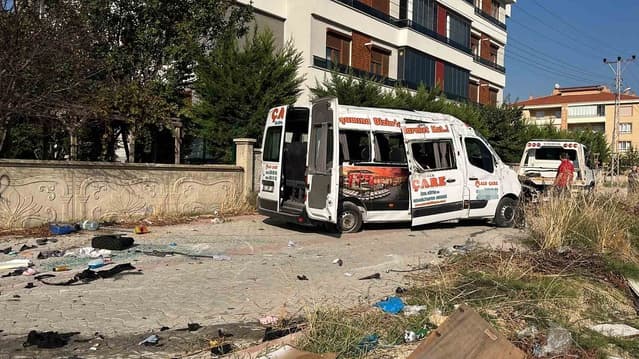Konya'da Servis Minibüsü ile Otomobil Çarpıştı: 9 Yaralı
