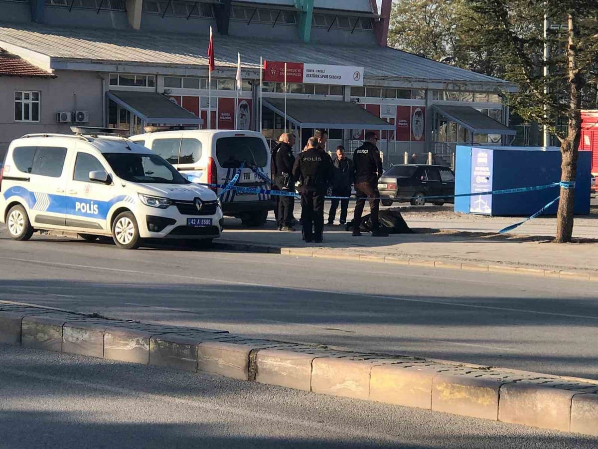 Konya Ereğli'de Kaldırımda Hareketsiz Yatan Kişi Ölü Bulundu